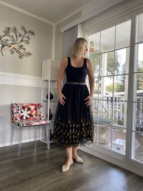 ZOE D. Vintage lovely elegant women's skirt, gas fabric gold thread embroidery L